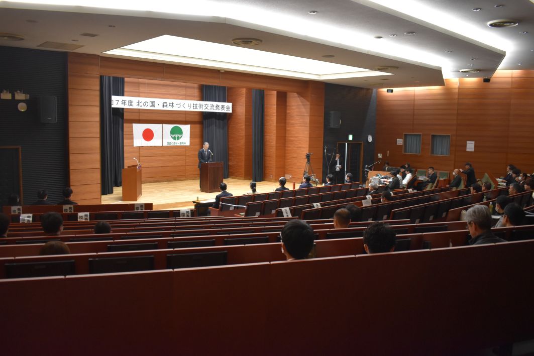 �k�̍��E�X�тÂ���Z�p�𗬔��\��